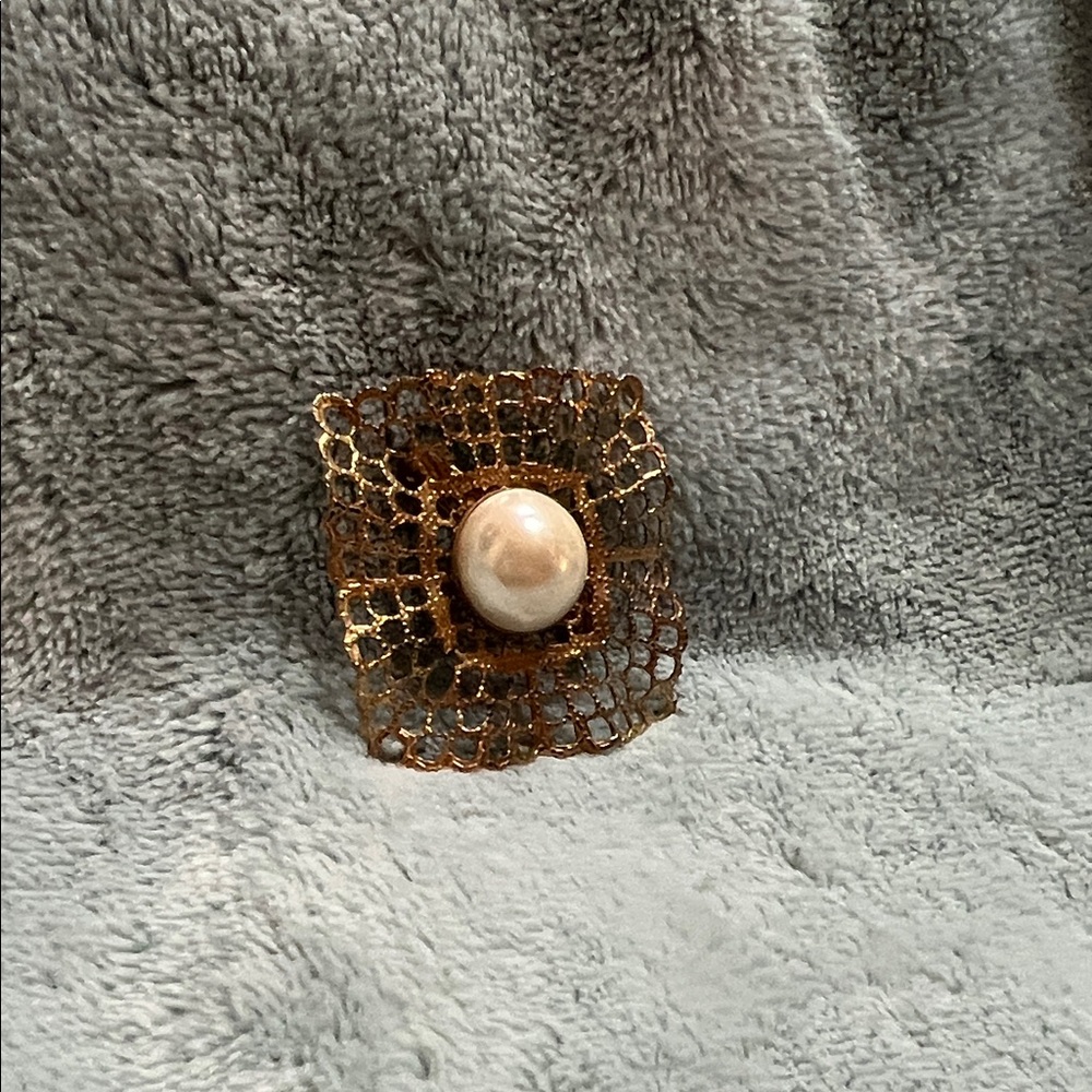 Elegant Gold and Pearl Women's Brooch